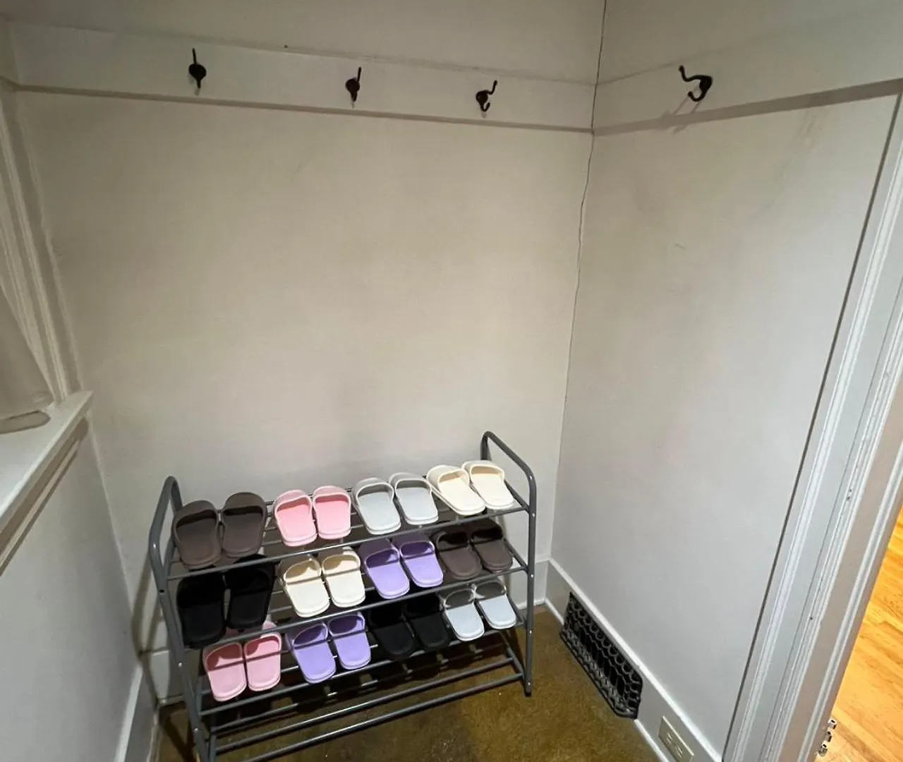 Vintage And Secluded Room In Vancouver West 0*,  Canada
