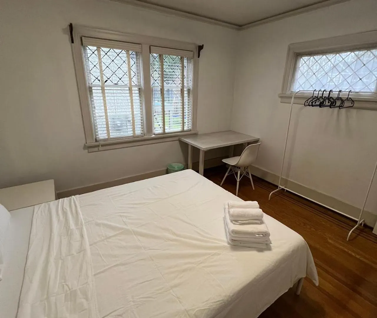 Vintage And Secluded Room In Vancouver West Canada